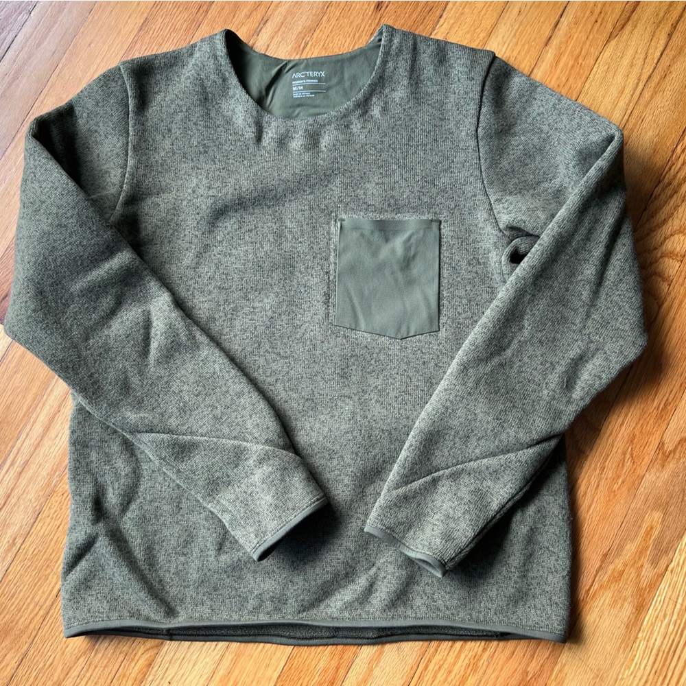 Arc’teryx sweater in hunter green size medium.